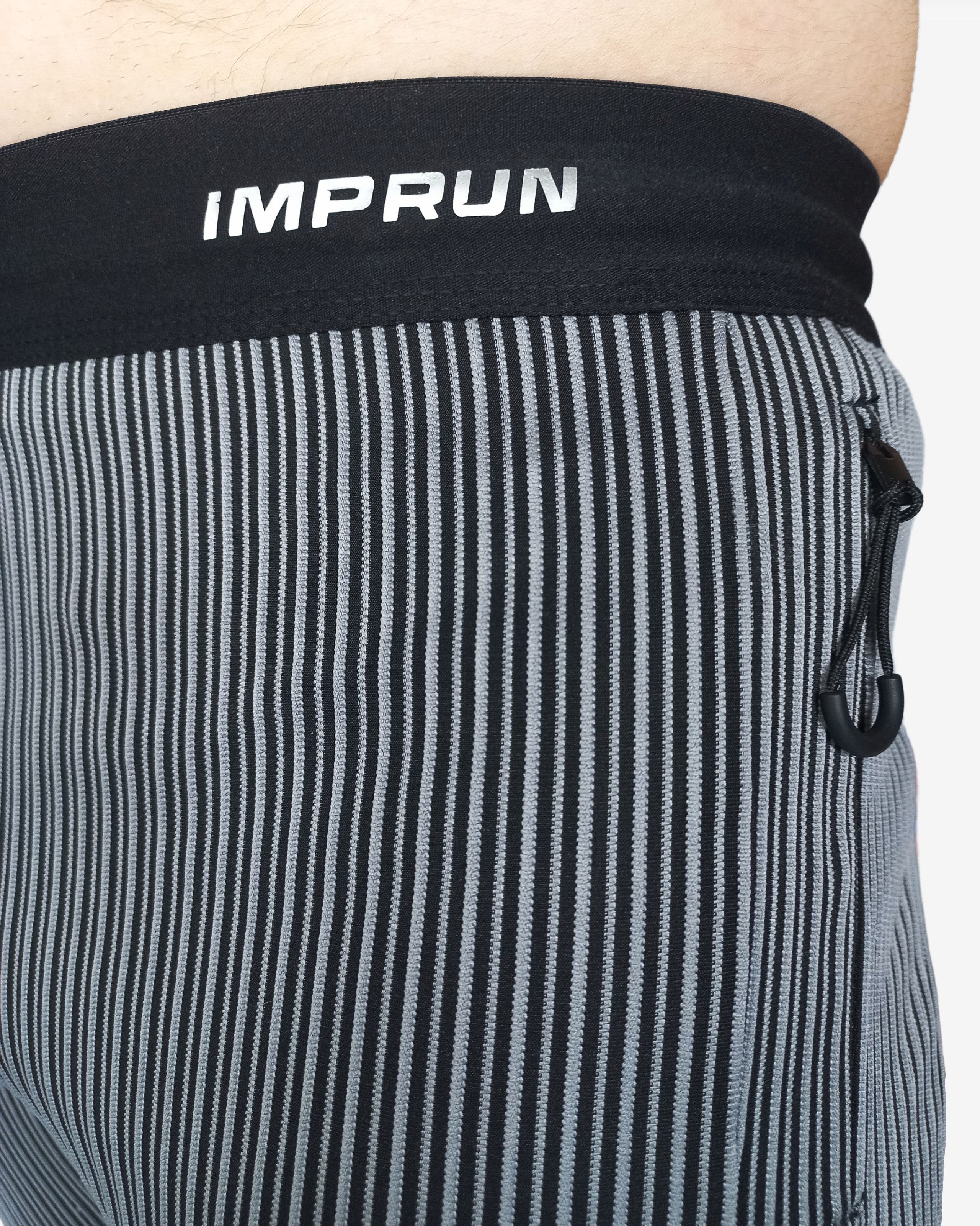 pantaloncini da running aderenti imprun airflow da uomo dettaglio logo